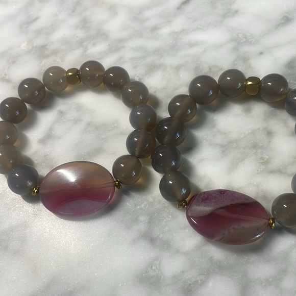 Grey agate with black agate center stone bracelet in size 7” - Picture 5 of 5